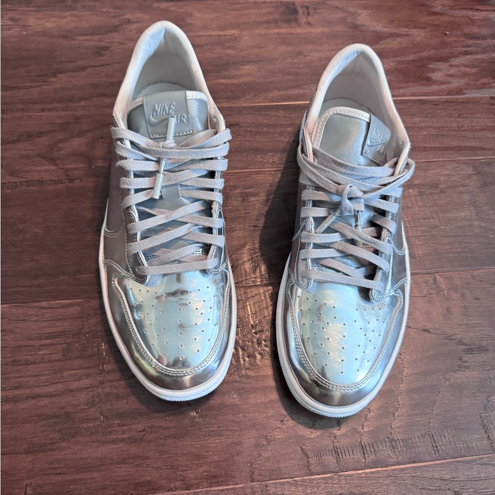 Jordan 1 low pinnacle metallic silver. Mens size 13